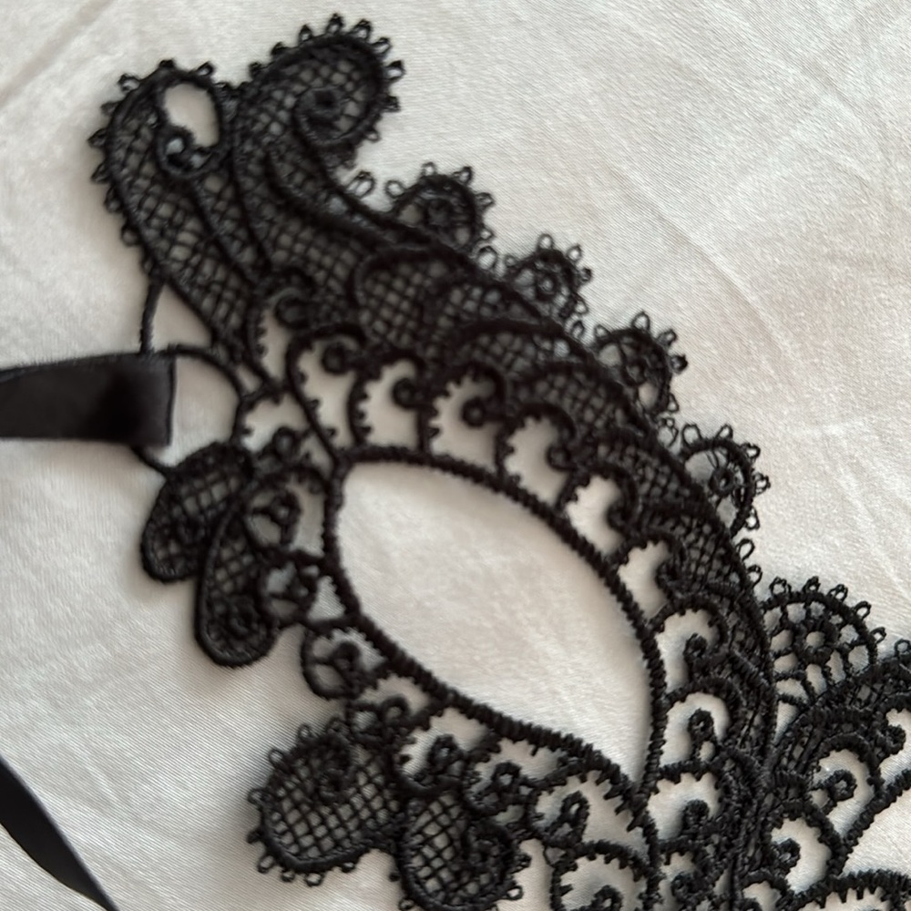 BLACK LACE MASK - Picture 4 of 4